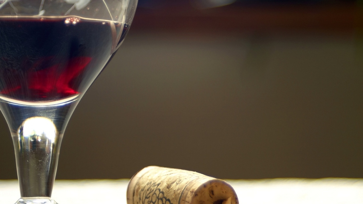 Η αιτία που ο φελλός χαλάει το άρωμα και τη γεύση του κρασιού